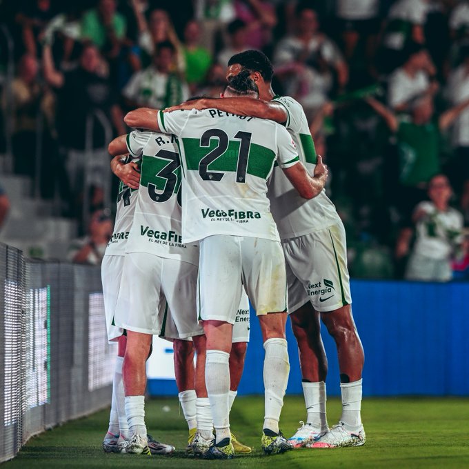 Jugadores del Elche celebrando un gol