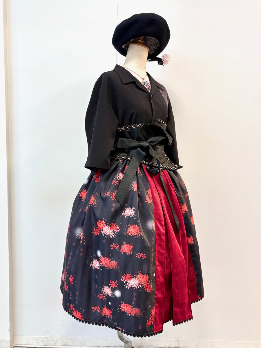 ✨🦋モリグチカ🦋✨

新しい帯ベルトは金のブレードがついていてかっこよくも着れるアイテムですよ〜😚💕

赤❤️黒🖤コーデで格好良コーデに✨✨
後ろはゴムになっていて、着脱はチャックになっているので着るのも楽々なのです❣️