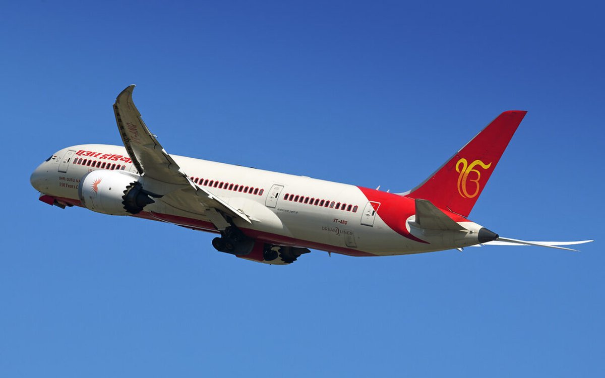 AirProNews's tweet image. 🇮🇳 Air India invests $400M to retrofit 67 legacy aircraft, enhancing cabins, safety, and reliability. Part of Tata&apos;s Vihaan.AI plan, upgrades target completion by 2028, boosting competitiveness in global aviation. #AirIndia #India #FleetModernization…