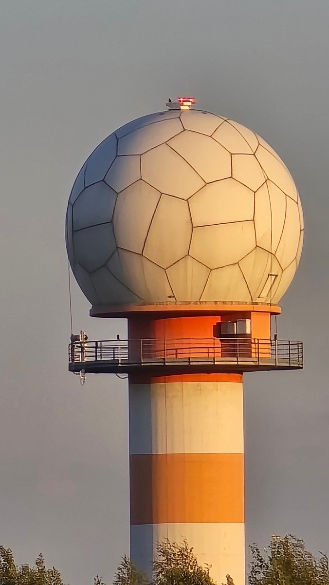 justyna_buszko's tweet photo. @DailyPicTheme2 The white and orange airport radar tower
#DailyPictureTheme
#Two_Tone https://t.co/YHzUIx8mp1