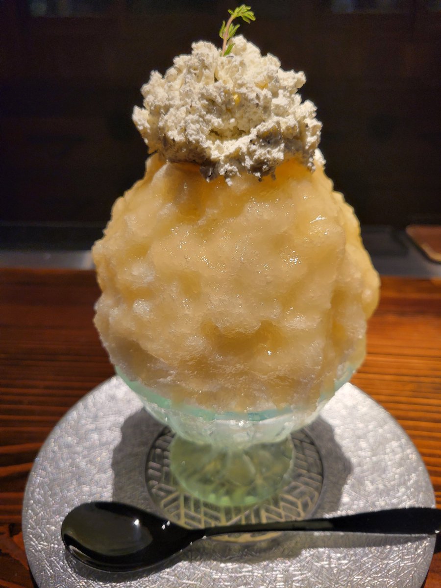 Badu1109's tweet photo. ダメ元で予約取ってみた@FLAT Kakigori cafe
宝くじ当たった気分😀
白桃とアールグレイクリームチーズ。
素敵なお店でした。
今度はお酒呑みに行きたい感じ🩷 https://t.co/YheYt7mNBw