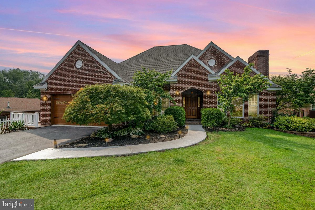 cindiw44's tweet photo. 119 N Humer Street, Enola, PA, 17025
3 bed | 3 bath 3650 Sq. Ft.
Active | 574900
https://t.co/UUTZUZCeEb
From the moment you arrive, you know this is more than a home - it's your personal resort. Built in 1991 from handmade brick and cared for with pride ever since, this... https://t.co/0Pnslv8hfm
