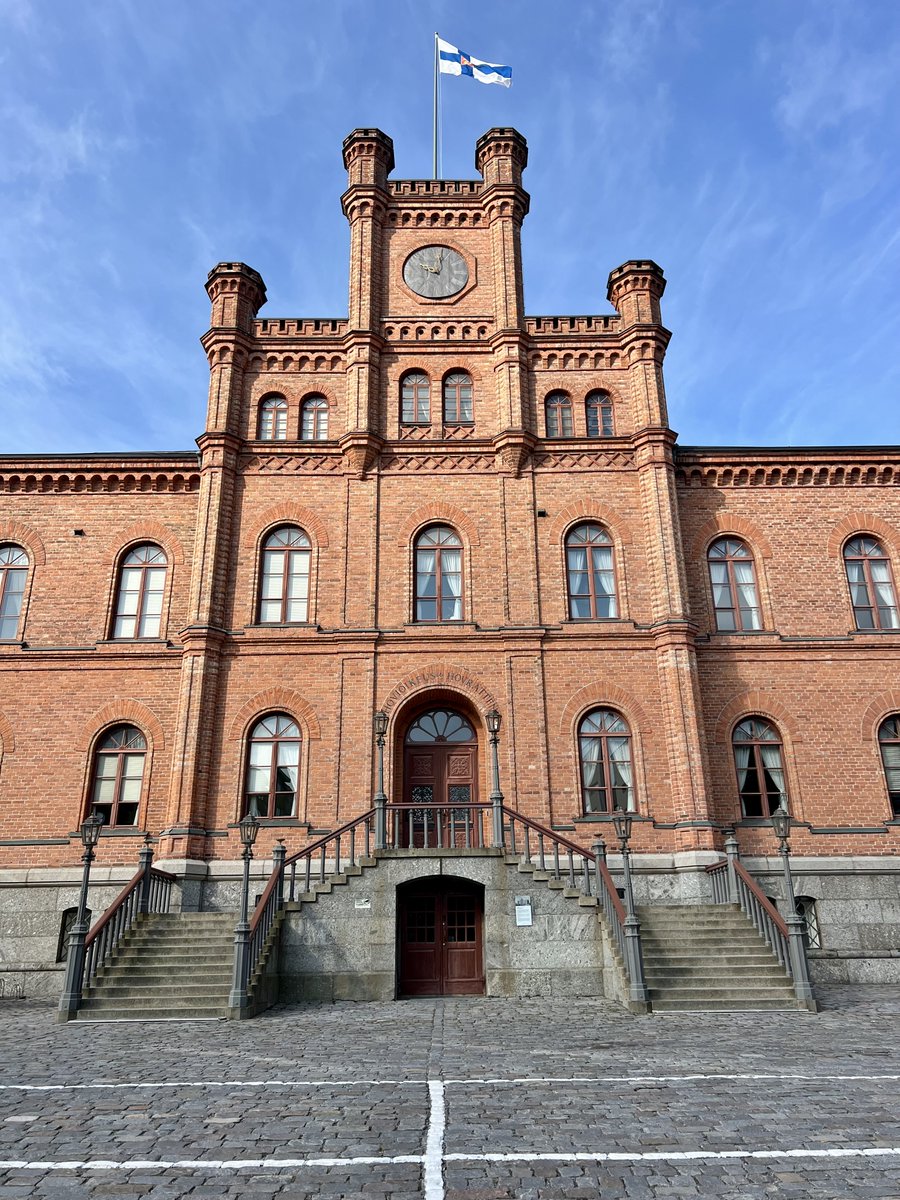 RanasTweets's tweet image. Tag 2 des Vaasan Marssi führte vom Zentrum #Vaasa s in den Norden. Man kommt am Rathaus/Gericht, durch ein kleines ehemaliges Industriegebiet, das Univeritätsgelände und an einem Bootsmuseum vorbei. #Vaasa #IML #RanagoesFinland