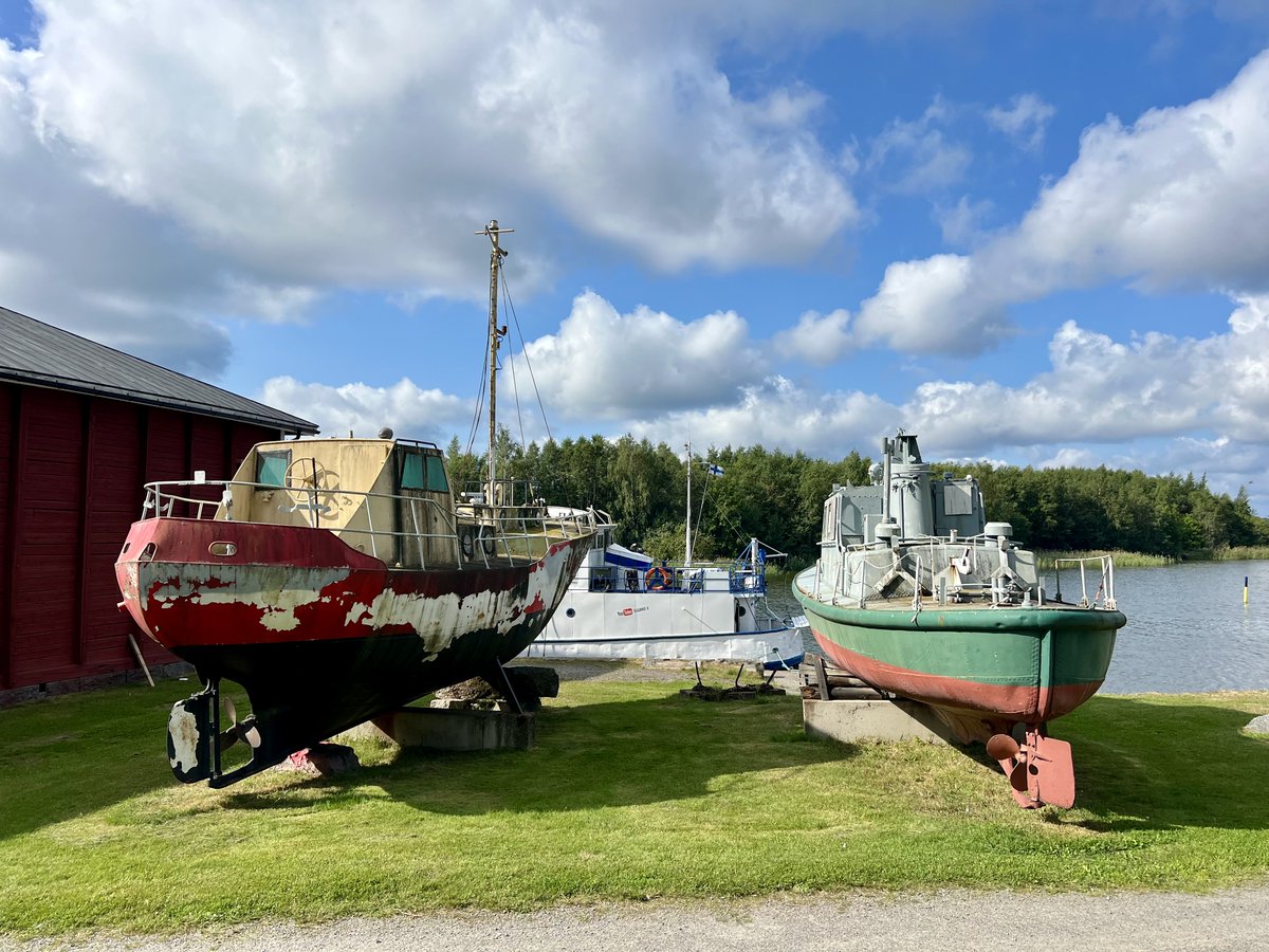 RanasTweets's tweet image. Tag 2 des Vaasan Marssi führte vom Zentrum #Vaasa s in den Norden. Man kommt am Rathaus/Gericht, durch ein kleines ehemaliges Industriegebiet, das Univeritätsgelände und an einem Bootsmuseum vorbei. #Vaasa #IML #RanagoesFinland