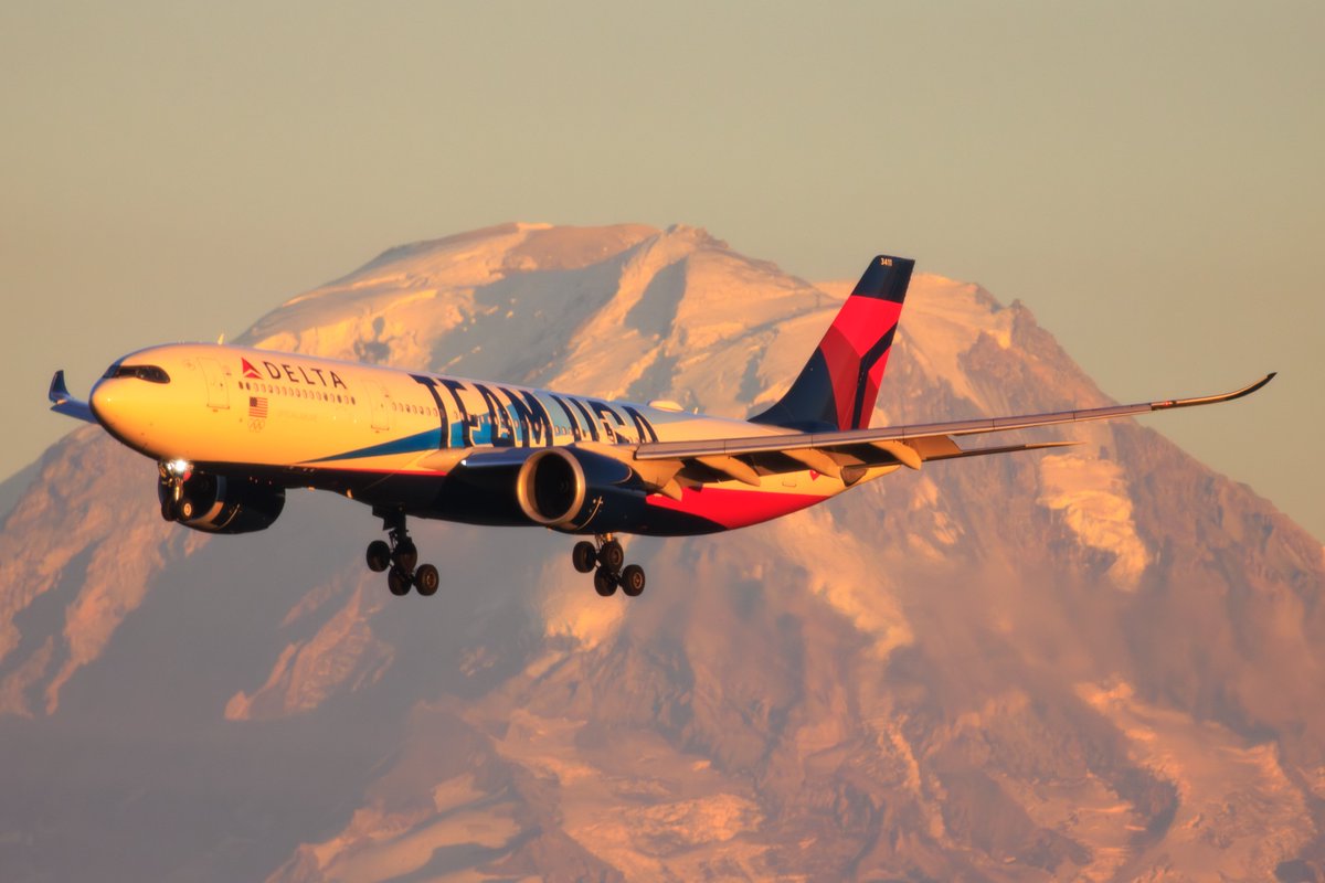 #TEAMUSA Airbus A330neo in front of Mount Rainier tonight.