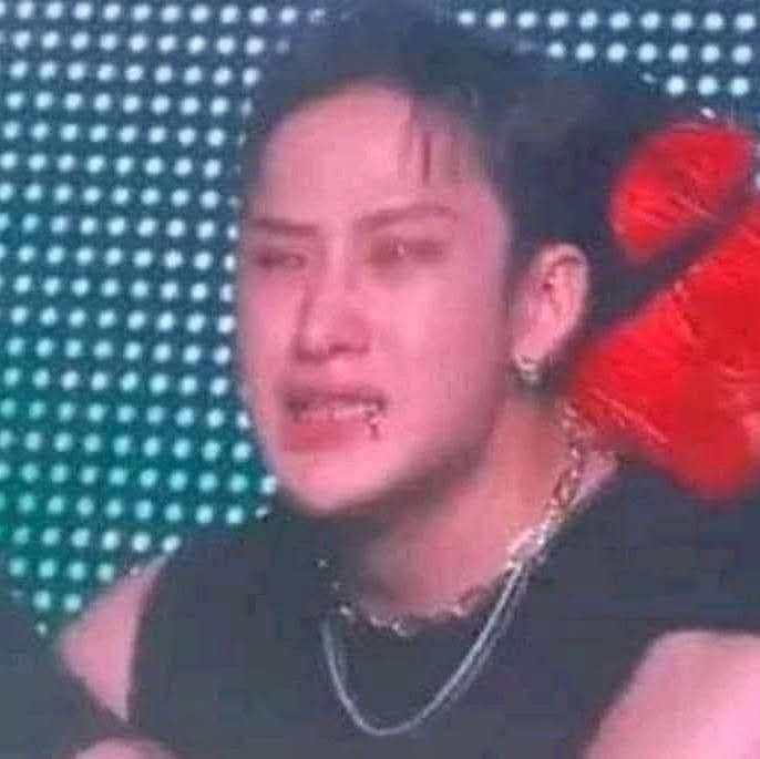 La weona decía que su grupete era tan grande como BTS, y como solo le recordé que eran "tan grandes" que cualquier solista de BTS acababa con su carrera ...... me terminó bloqueando