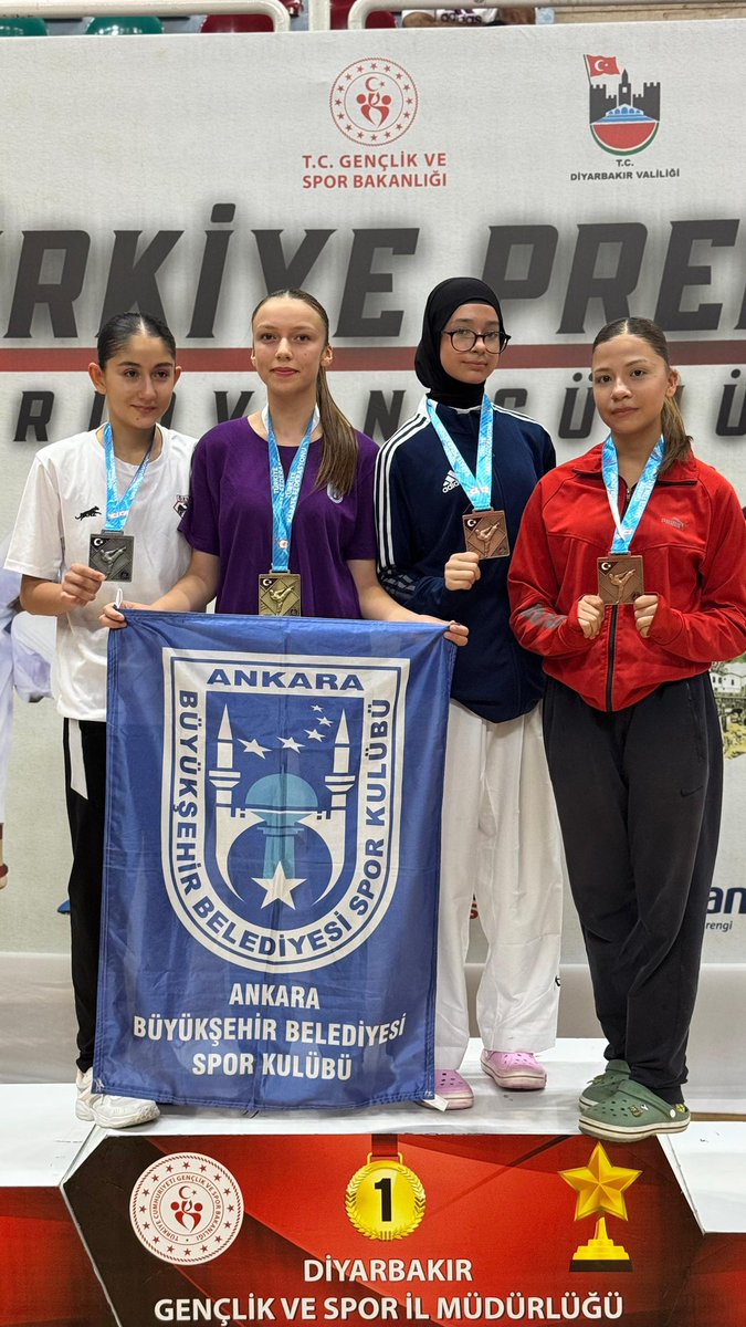 8-10 Ağustos tarihlerinde Diyarbakır’da düzenlenen Türkiye Karate Premier Ligi Etabı’na 6 sporcuyla katılan kulübümüz, 2 altın ve 2 bronz madalya kazanarak önemli bir başarıya imza attı.

Ceylin Ecrin Coşdan – Ümit Bayan -47 kg 1. 🥇
Yiğit Ali Çetinkaya – Genç Erkek -76 kg 1. 🥇