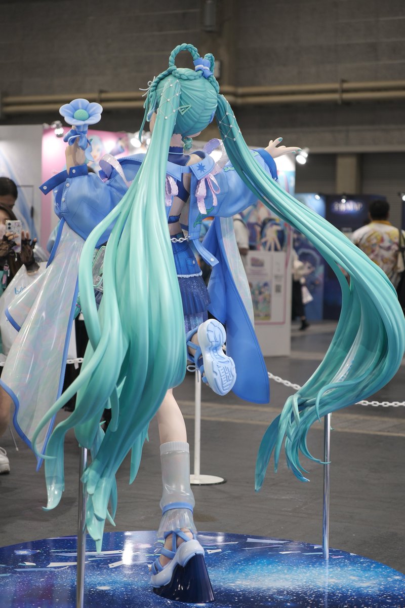 _9ROM_'s tweet photo. #マジカルミライ
#マジカルミライ2025
#マジカルミライ2025大阪 

遠くなってしまったそうなので1,2日目に撮影した等身大立像 https://t.co/1IFZxDF2Gl