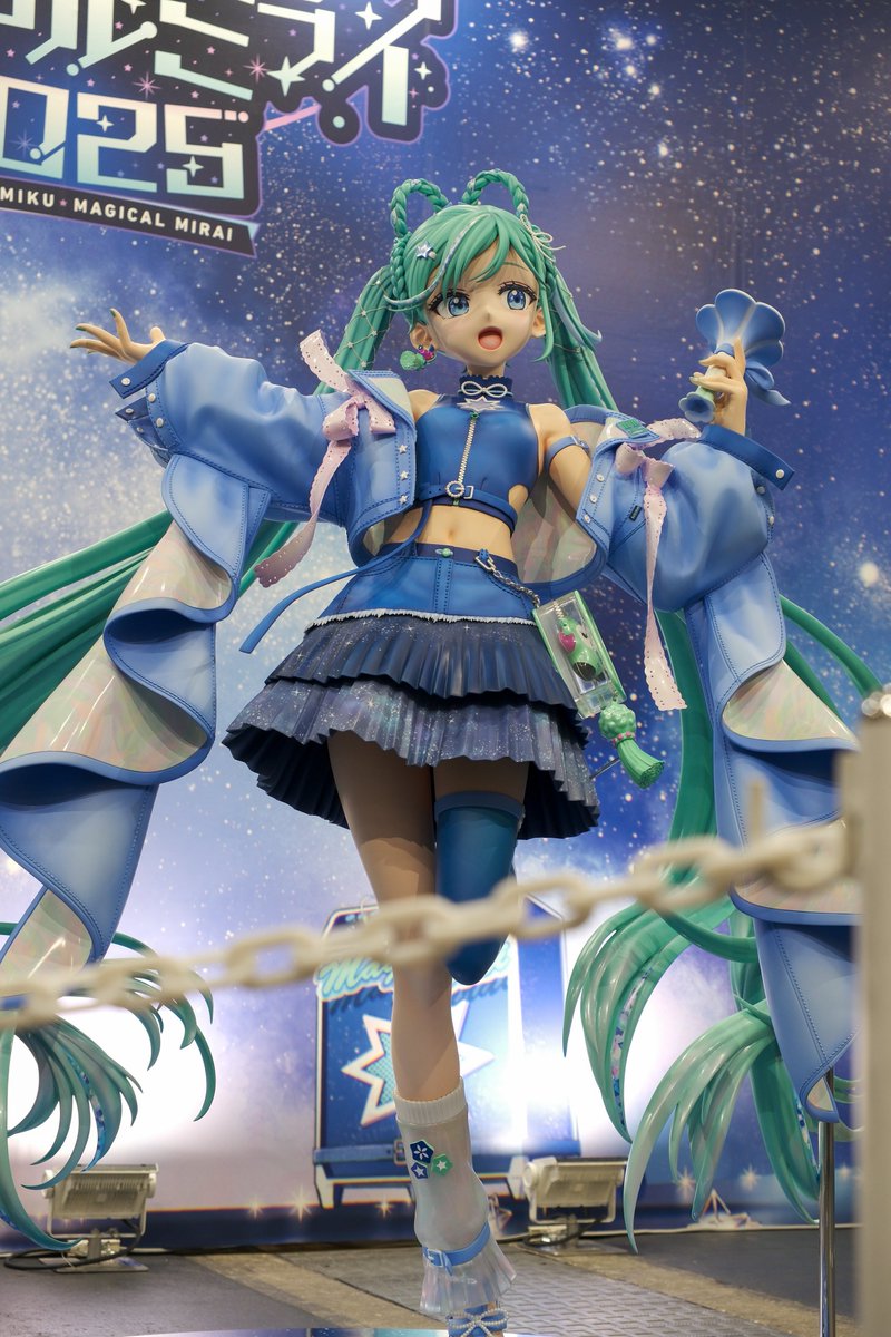 _9ROM_'s tweet photo. #マジカルミライ
#マジカルミライ2025
#マジカルミライ2025大阪 

遠くなってしまったそうなので1,2日目に撮影した等身大立像 https://t.co/1IFZxDF2Gl