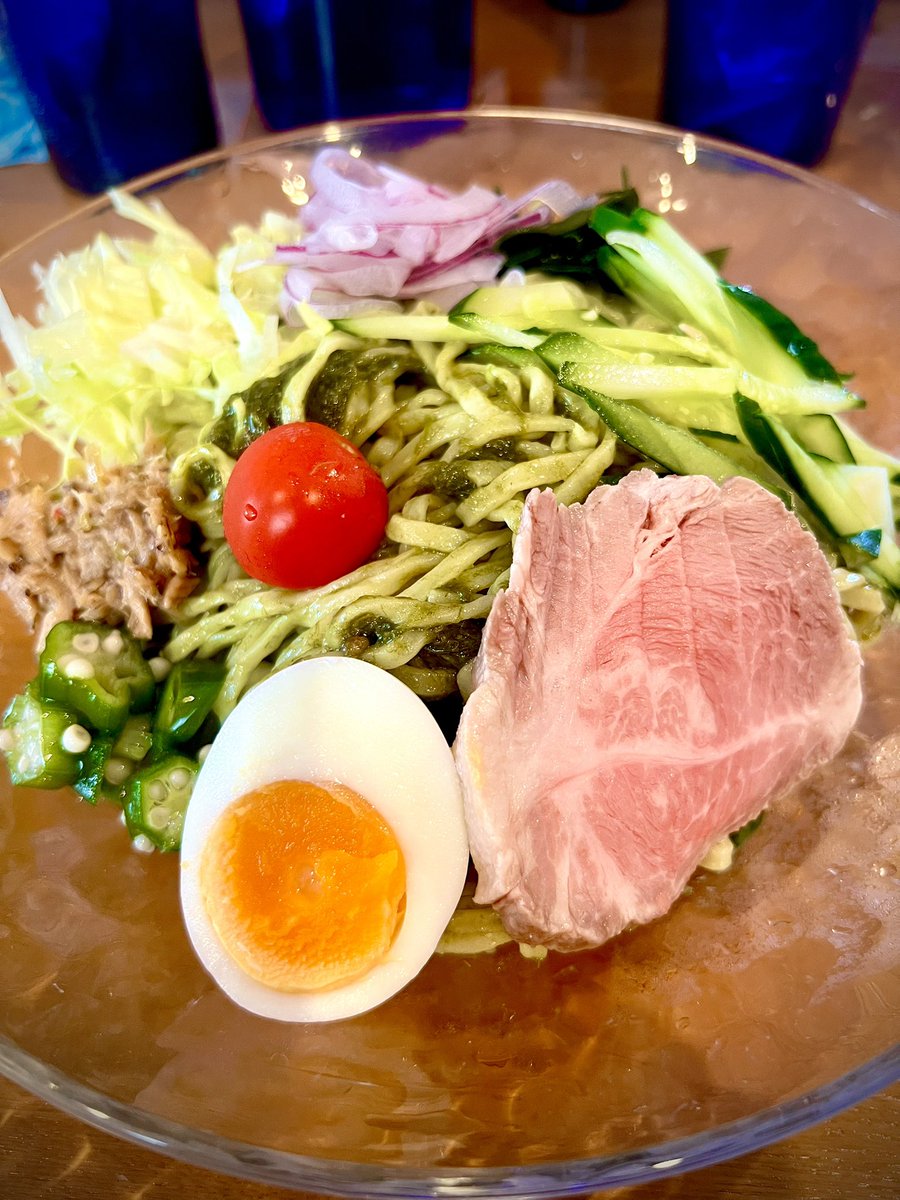 西荻窪HiyaChu グリーンソース
冷やし中華専門店という事で勉強も兼ねて行って参りました。
見た目よりもガツガツ効いてる花椒がすんごいの。笑
びりっびりに痺れますw 飲む水も辛く感じるほど。なんとか食べたけど痺れはなかなか取れなかった(笑)
とっても美味しかった！ただ、想像以上に痺れましたw