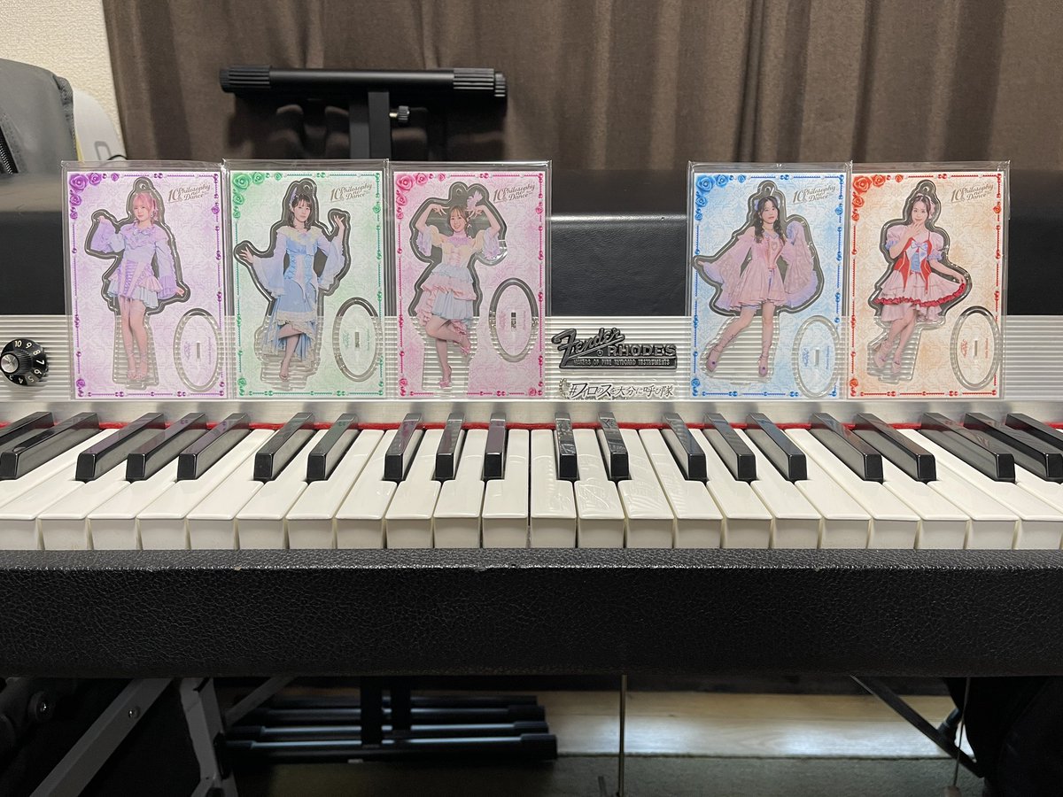 shinsuisui3's tweet photo. 飾った✨
(置いただけとも言う)
ヴィンテージローズにフィロちゃん達が似合うぜ🎹
#フィロのス_10thダイヤ
#フィロのス_迷っちゃうわ
#フィロソフィーのダンス
#フィロのス
#フィロのスを大分に呼び隊
#FenderRhodes
#Rhodes
#stage73 https://t.co/DIJfdgMLWG