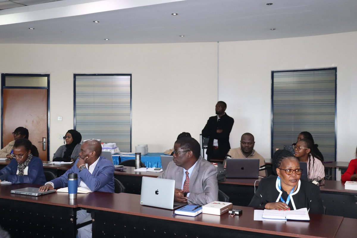 KenyaEditors's tweet photo. KEG CEO Rosalia Omungo: "In response, @giz_gmbh Kenya and @KenyaEditors co-produced a Climate Change Reporting Manual for journalists and editors. This masterclass is based on that manual."
Check out the manual via🔗https://t.co/wx538WhkVK
#ClimateChangeReporting
#CCMasterclass