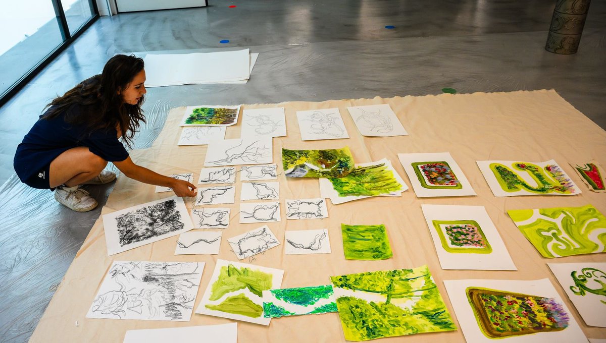¡Visitamos a la artista Blanca Tejerina!
Es residente actual en la @fabricadecreacion.santander y está trabajando en un proyecto de dibujo y escultura sobre la naturaleza como espacio arquitectónico que expondrá en el Centro Cultural de Madrazo el 3 de septiembre.