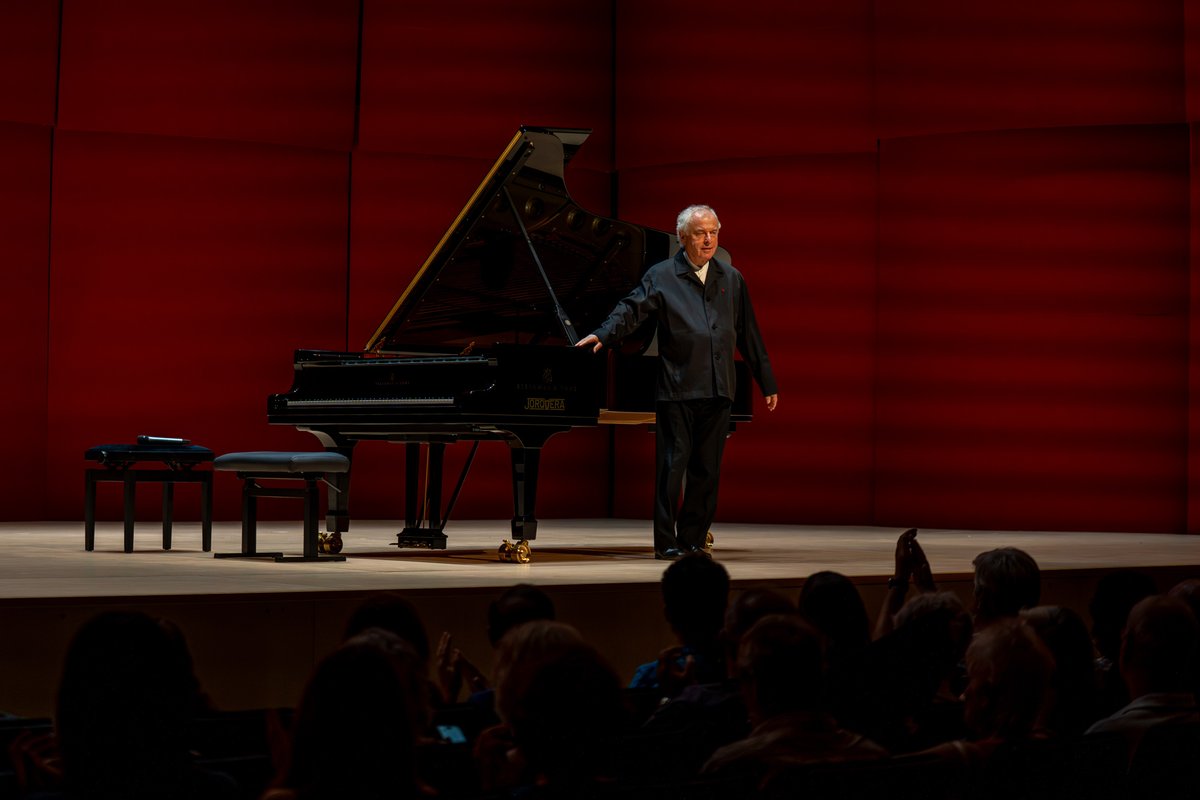 Fest_Torroella's tweet photo. I hem tancat la doble jornada de concerts del diumenge 10 d'agost amb una vetllada íntima amb András Schiff recorrent un repertori (Bach, Mozart Haydn i Beethoven) que ell mateix va anar presentant i que en les seves mans flueix amb humilitat i bellessa 🎹
📷 © @rogerlleixa https://t.co/zRiKCrqE1y