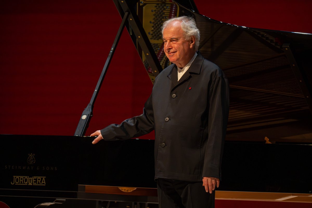 Fest_Torroella's tweet photo. I hem tancat la doble jornada de concerts del diumenge 10 d'agost amb una vetllada íntima amb András Schiff recorrent un repertori (Bach, Mozart Haydn i Beethoven) que ell mateix va anar presentant i que en les seves mans flueix amb humilitat i bellessa 🎹
📷 © @rogerlleixa https://t.co/zRiKCrqE1y
