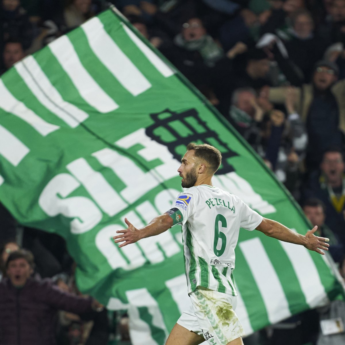 RealBetis's tweet image. Desde tu casa no dudamos en que volverás más fuerte para seguir liderando batallas.

Estamos contigo, @Gpezze.
