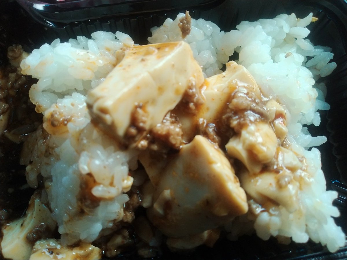 お盆前の八食センター混みすぎ😅
お盆休みの帰省社会人もおるんかな

うえたいら肉店
麻婆豆腐弁当550円
コスパ良し☺️

お上品にちまちまスプーンですくって食べるも、結局ドリャっ😄