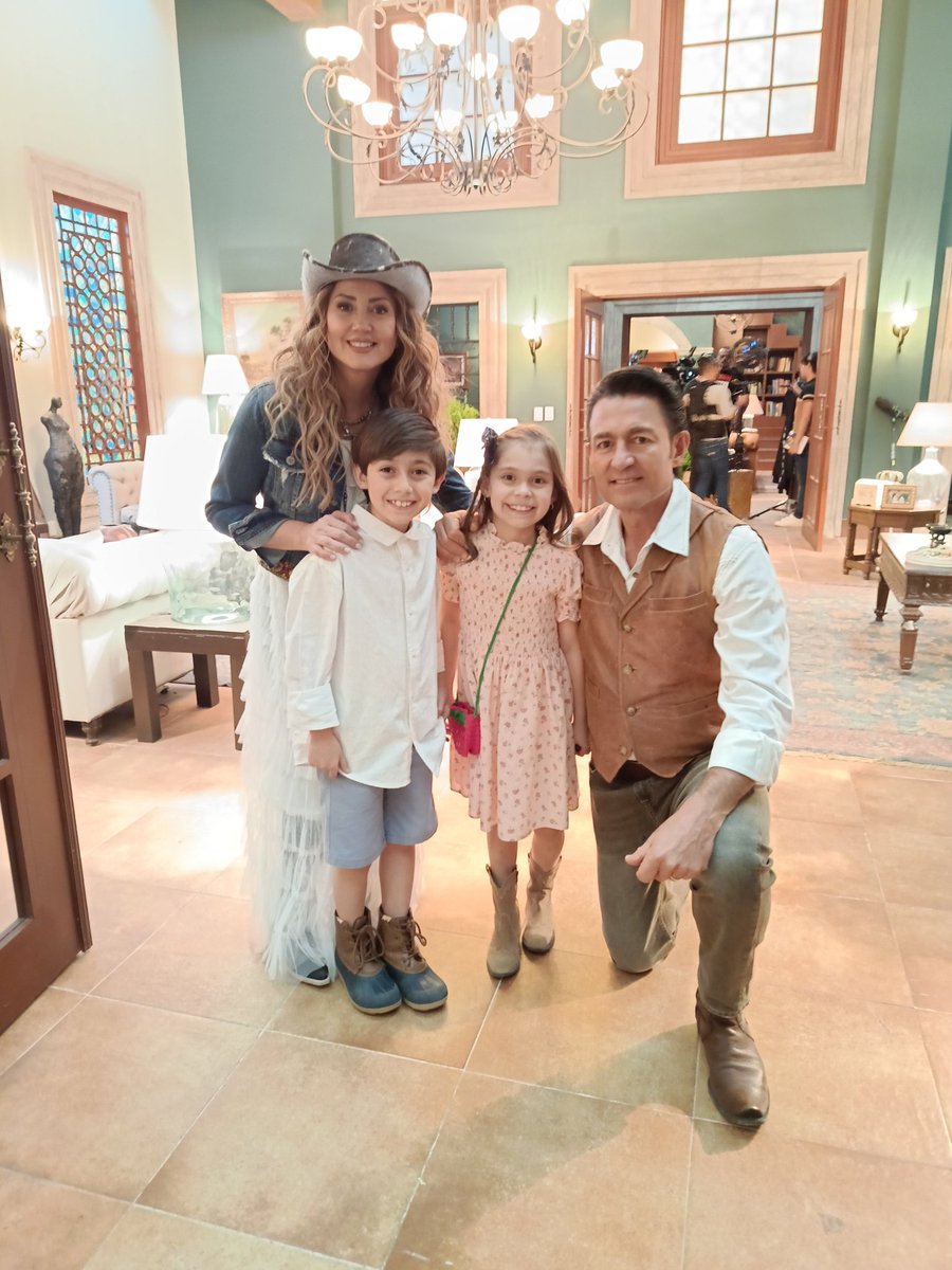Familia Carranza Altamirano <a href="/amanecertvof/">Guardián de mí Vida</a> #paulina #Amanecer #leonelcarranza #gus #julia