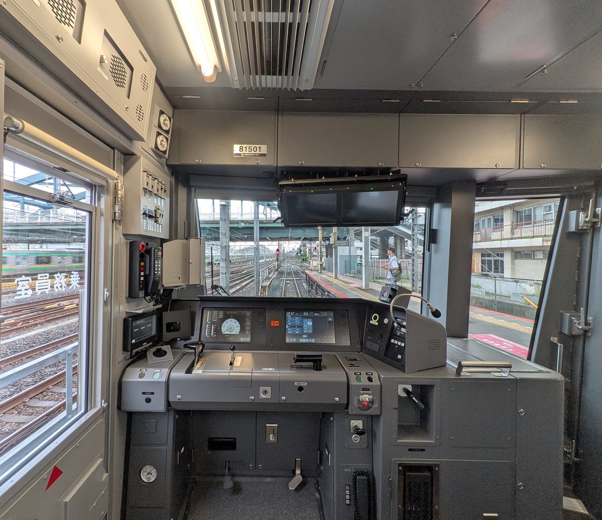 やっぱり東武鉄道は両手じゃなくて左手操作のワンハンドルマスコンに 