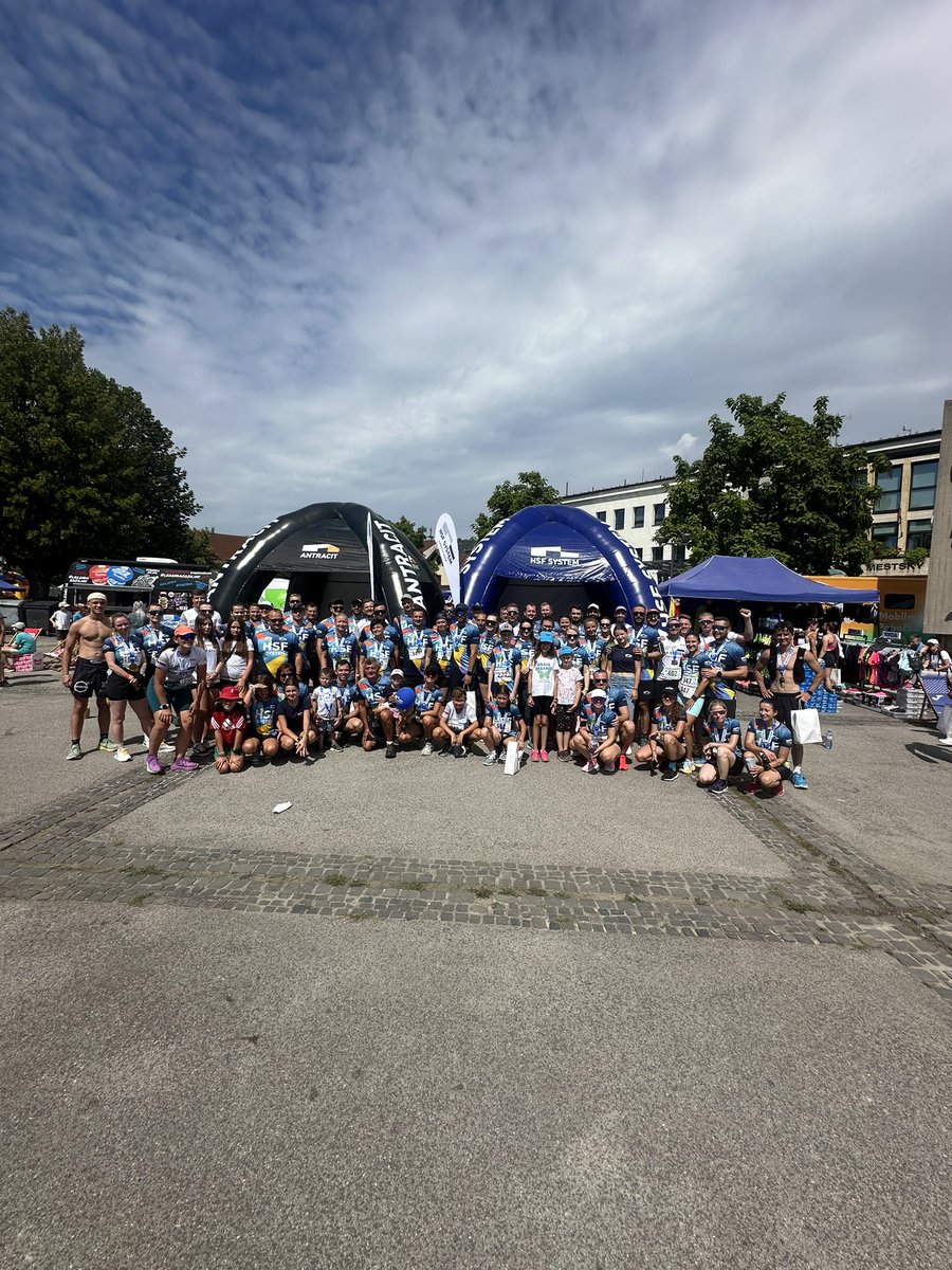 HSFSystem's tweet photo. 25 polmaratóncov, 11 štafiet, 1 maratónec a 10 detí, všetci za tím HSF System na @rajeckymaraton 2025! 🏃🏼‍♀️🏃

Takto sme sa postavili na štart a ukázali, čo znamená tímový duch.

Ďakujeme všetkým, ktorí bežali, fandili a vytvorili atmosféru, na akú sa nezabúda. 🔥 https://t.co/FaxMmAg3sX