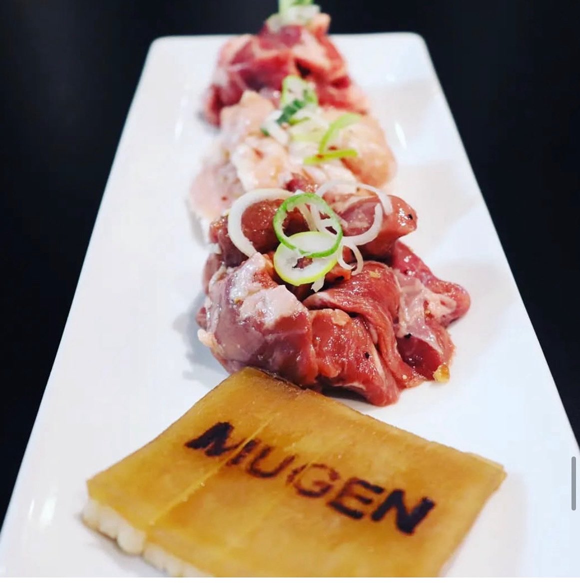🔥MUGEN大人気🔥
🐷豚肉3種盛り🐷

🐖豚方ロース → 脂×赤身の黄金バランス🍖
🥓豚トロ → コリっとジューシー🤤
🍢コプテキ（豚皮） → ぷるぷる＆香ばしい💆‍♂️✨

一度に3つの食感と旨味を堪能！
#赤坂焼肉MUGEN #焼肉 #赤坂グルメ #豚肉