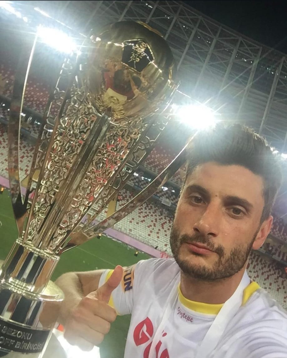 ÖZEL | Göztepe'mizde daha önce forma giyen ve 2017 yılında Süper lige yükselen takımda yer alan Benjamin Fuchs, Göztepe U19 PAF takımı Antrenörlüğüne getirildi. İlk maçında Rizespor deplasmanında 2 - 0 galibiyet ile ayrılan hocamızı ve takımımızı kutluyor, hocamıza yeni görevinde