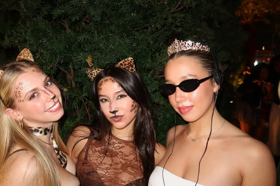 evacarl11's tweet image. 💋 Purrfectly dangerous

#needlogo #logoneed #new #streamer #smallstreamers #furry #Vtuber #obsstudio #streamlab #twitchstreamer #FashionPurr #LeopardQueen #OOTN #NightStyle #CatEyeVibes #ChicAndWild #CityAesthetic #StyleWithAttitude #LeopardPrintLover #UrbanWild #GlowInTheDark