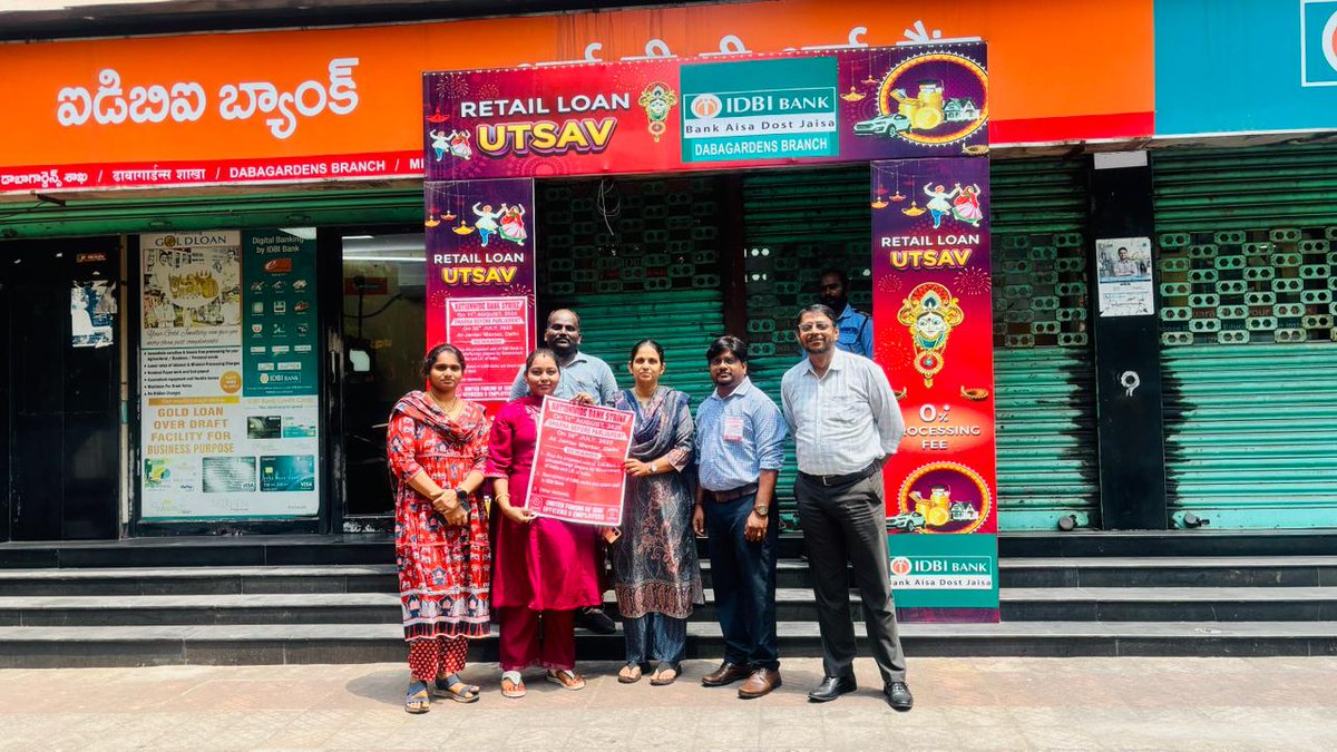IdbiFor's tweet photo. IDBI Bank Officers are protesting at #Vizag against Privatization of IDBI Bank 
#StopLootOfIDBI
#StopPrivatization 
@EmiratesNBD @DFS_India @SecyDIPAM @PawanKalyan @ncbn
@FinMinIndia @RBI @RahulGandhi 
#VoteChori https://t.co/rdP2W7dHG0