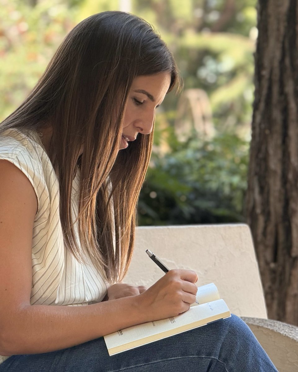 aitanamfrances's tweet photo. La semana pasada estuve charlando con @arnaucmrn para @elperiodic sobre «Los suburbios». Gracias, Arnau, por acercarte al proyecto con tanta sensibilidad y por saber mirar, escuchar y contar con tanto cariño. 🥰 
Aquí os dejo la entrevista: https://t.co/YI8TzgKotG. ❤️ https://t.co/EZ9HSlSSMr