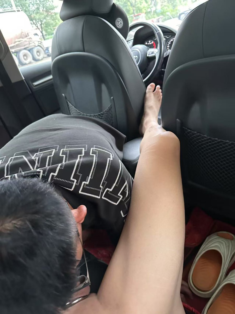 下雨也阻止不了骚逼的脚步 还有要来吃的吗