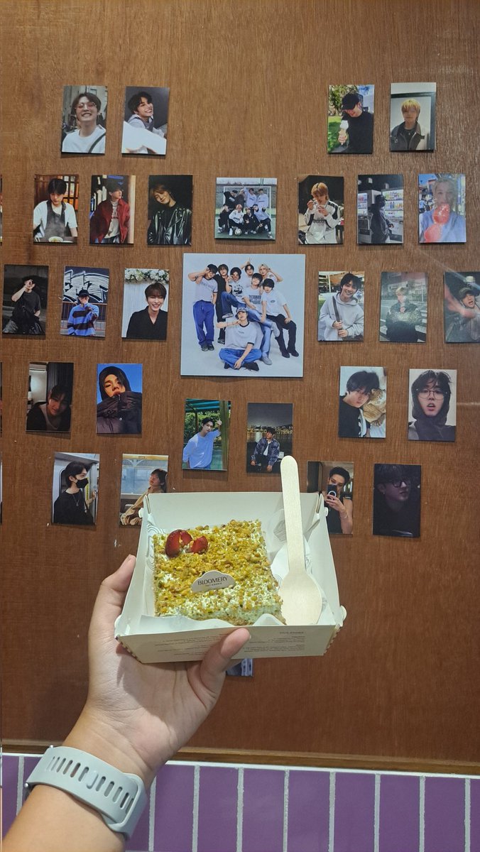 rinocheeks's tweet image. leebit ikut makan kue 🐇