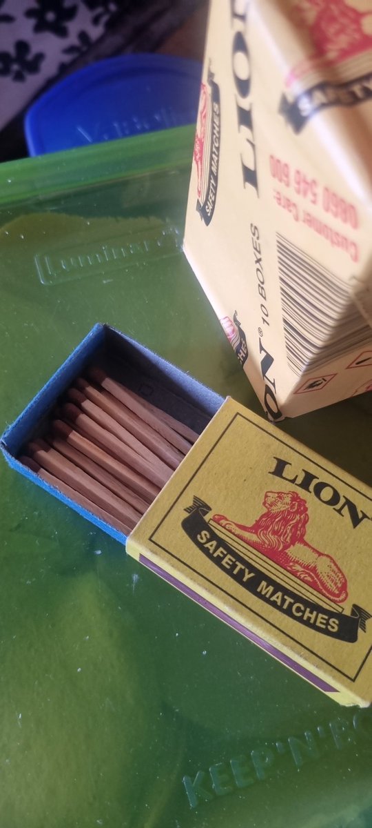 handful_K's tweet photo. 🙃 @LionMatchProd, is everything alright at home, darlings? This is the 3rd box that's half empty upon opening, and all this time, I've been blaming the local spazas for taking some sticks out before selling them to their customers 😳 https://t.co/HrBlnKrlQY