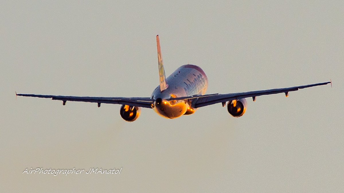 jmanatol's tweet photo. #BuenosDías
#Lunes
Con las primeras luces del día, el @Airbus #A320 de @flyedelweiss recibe esta luz tras despegar de @aeroportbiq #LFBZ #BIQ
#FullPowerToFly✈️ https://t.co/RaLpxwjs6p