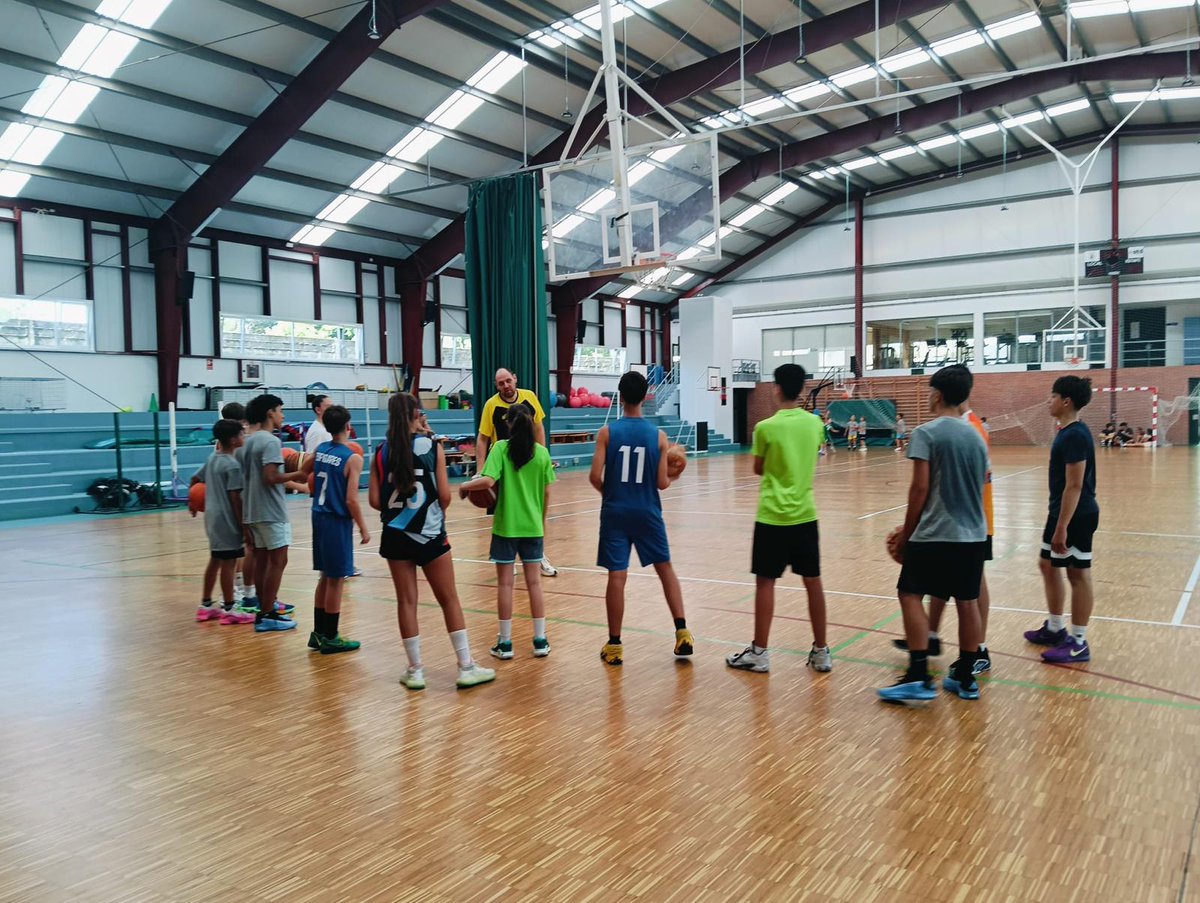 ConcellodeAres's tweet photo. 🏀 O @CampusChiqui pecha a súa actividade de verán na vila con deporte, aprendizaxes e diversión sobre a cancha 

👤Os promotores do evento de entrenamento clausuraron o venres pasado a súa 17ª edición. 

📎https://t.co/i6OHwuzsXi https://t.co/v8YhM9WmjO