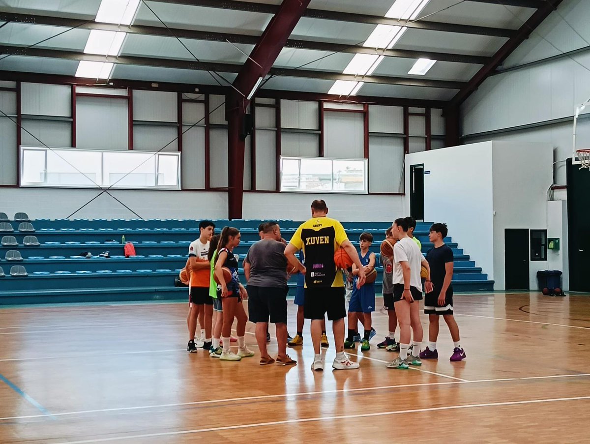 ConcellodeAres's tweet photo. 🏀 O @CampusChiqui pecha a súa actividade de verán na vila con deporte, aprendizaxes e diversión sobre a cancha 

👤Os promotores do evento de entrenamento clausuraron o venres pasado a súa 17ª edición. 

📎https://t.co/i6OHwuzsXi https://t.co/v8YhM9WmjO