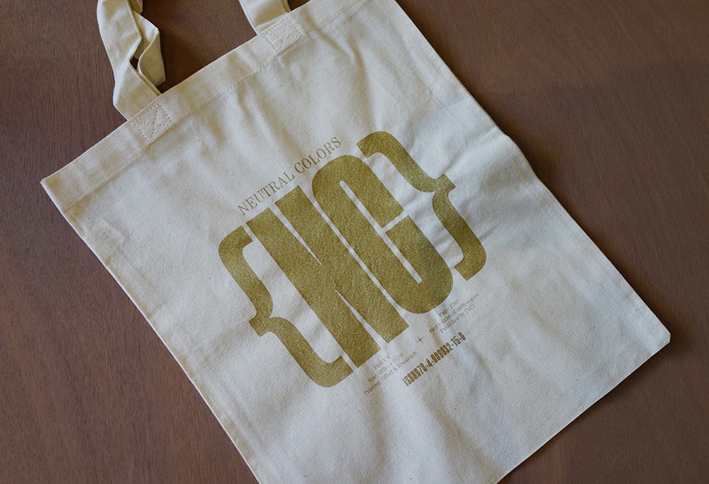 『NEUTRAL COLORS 6号』が入荷。今号の特集は「滞在」。観光で立ち寄る場所でも移住でもなく、ある一定期間留まった時に起こる、静止したような時間と、偶然隣りあった人との関係性。滞在で生まれる特別な場所と時間について特集します。初回入荷分はトートバッグ付きです。
aoyamabc.jp/products/neutr…
