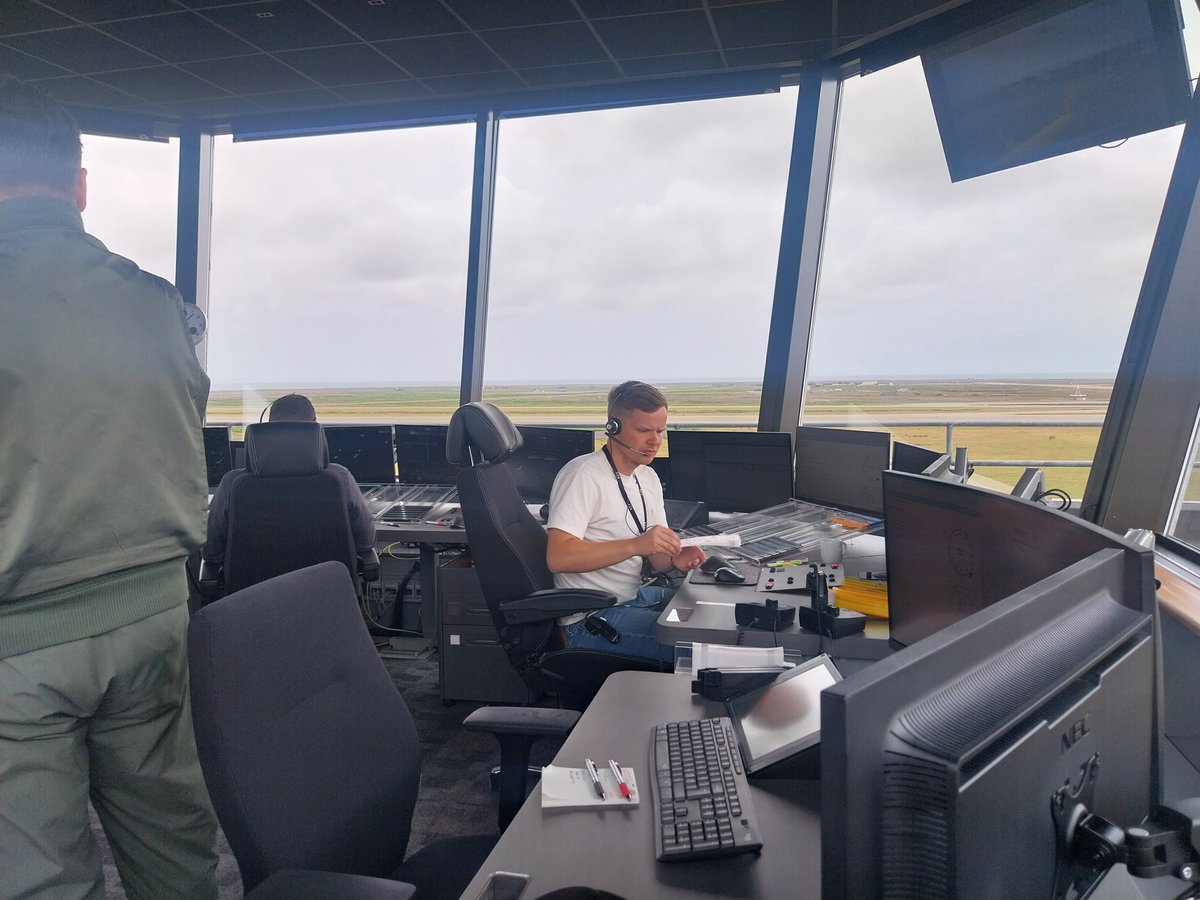 EMADmde's tweet photo. #BuenosDías desde #Islandia. Hoy hemos acompañado a los pilotos del #DATStinga 🇪🇸 en su visita la torre de control de Keflavík para coordinar procedimientos y reforzar la cooperación con sus controladores. Sinergias que favorecen el desempeño de la protección del flanco norte de Alianza . #MOPS @NATO_AIRCOM