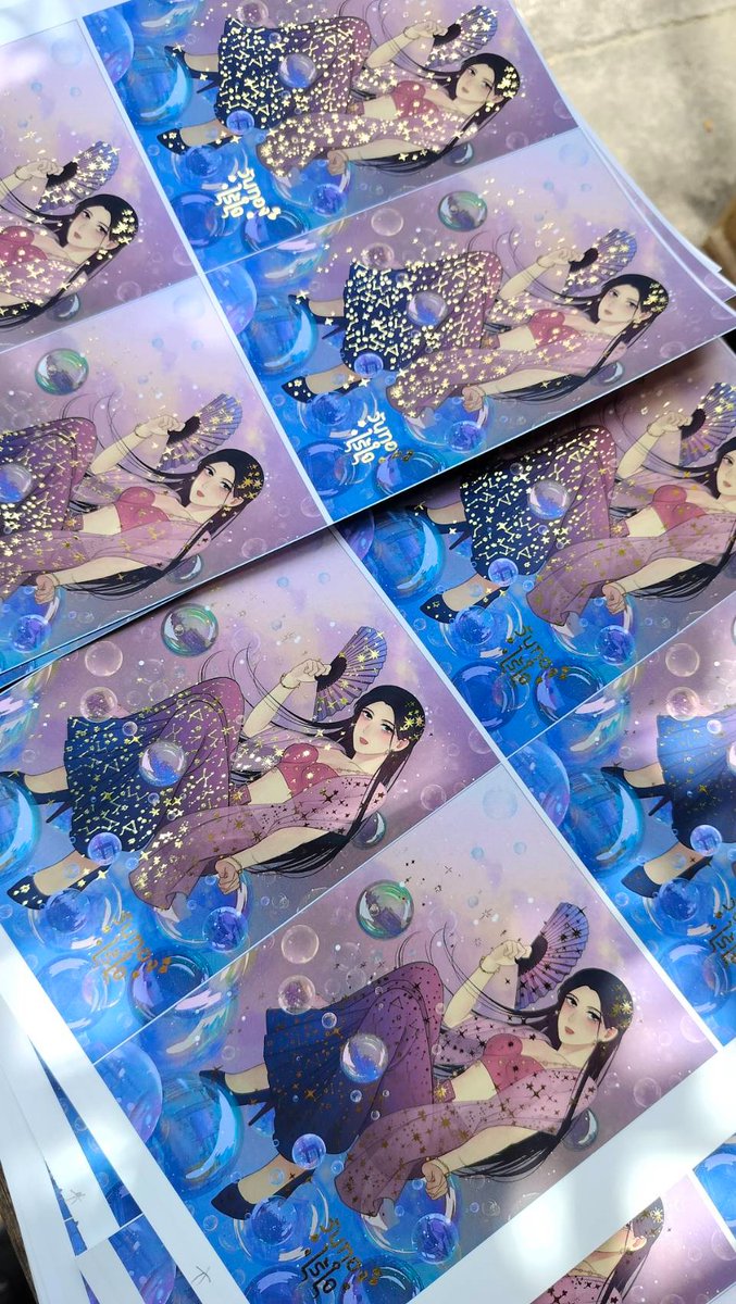 เนื่องจากเลือกไม่ได้ ก็เลยทำมันทั้งสองอย่างไปเลย555

สรุปว่าโปสการ์ดลายนี้จะมีขนาด A6 ปั๊มฟอยล์ทอง 50 ใบ
ขนาด 4x6 นิ้ว พิมพ์กระดาษเงินรองขาว 50 ใบ
ลงงาน #webtooncon2025 นะค้า

//แอบจกรูปมาจาก #ชาวมนตรี