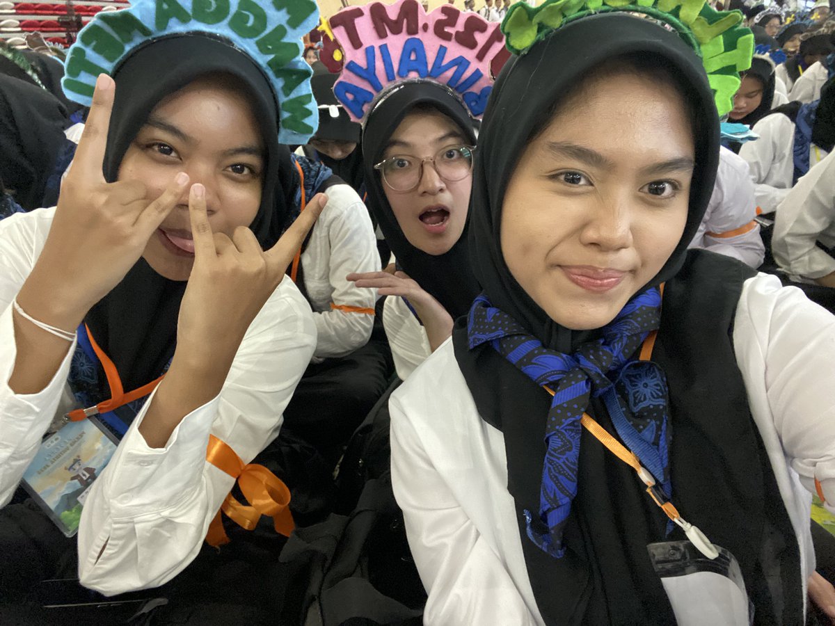 pancoenklumer's tweet photo. trio ap  anak anak bu elsa😛 https://t.co/PZueSvjlc6