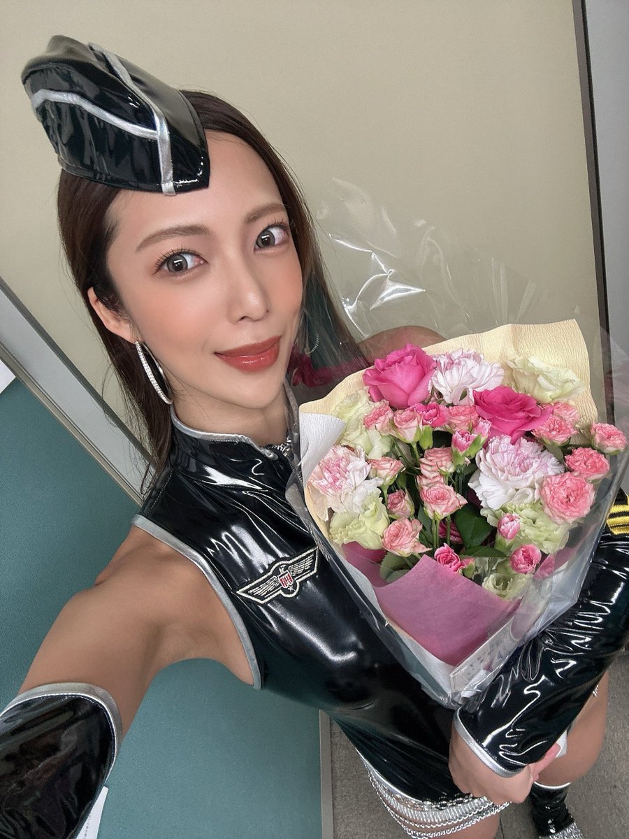 今日はノーズアートクイーン記念イベントに来てくださった皆様有難う御座いました😭✨
想定した時間を超えるほど、沢山の方に会いに来て頂けて本当に幸せな時間でした✈️
会える時間は短かったかもしれないけど、私にはとっては大切な日になりました✨
みんなにとっても素敵な日になったら嬉しいです♥️