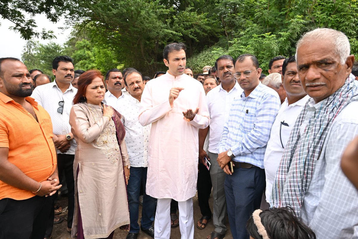 Dr_Atul_Bhosale's tweet photo. नारायणवाडीतील पाणी निचरा समस्येची पाहणी करून हायवे अधिकाऱ्यांशी चर्चा केली. शेतकऱ्यांचे नुकसान होऊ नये यासाठी तात्पुरती मशिनरी उपलब्ध केली जाणार असून कायमस्वरूपी तोडग्यासाठी नवा प्रस्ताव तयार करण्याच्या सूचना त्यांना दिल्या. #farmersfirst  #RisingTowardsProgress #ongroundaction https://t.co/3FPHk0DEuC
