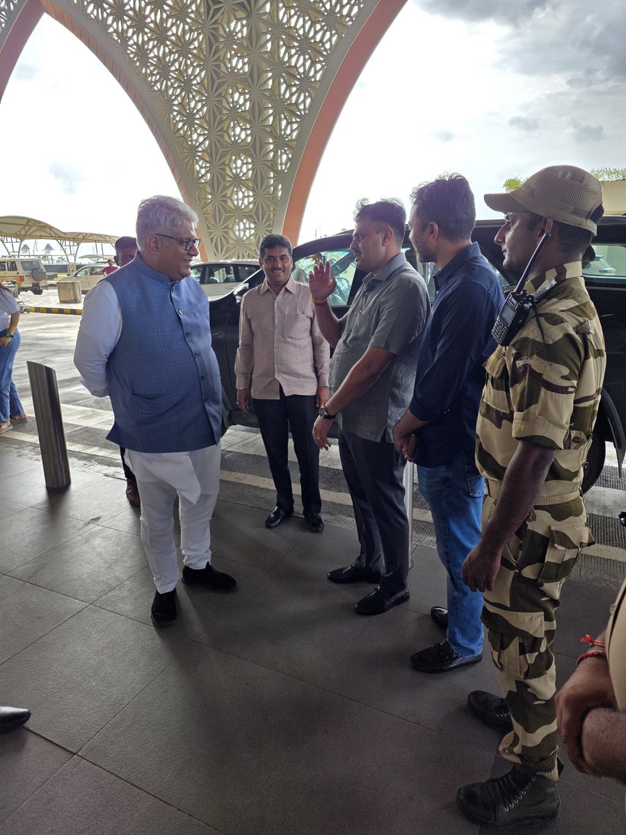 ShaileshDangar7's tweet photo. દ્વારકાનાં પ્રવાસ દરમિયાન એરપોર્ટ ખાતે ટૂંકી મુલાકાતે પધારેલ કેન્દ્રીય વન,પર્યાવરણ, મંત્રી આદરણીય શ્રી ભુપેન્દ્ર યાદવજીનું સ્વાગત કર્યું તે વેળાએ.. રાજકોટ લોકપ્રિય સાંસદ સભ્ય શ્રીપુરસોત્તમભાઈ રૂપાલા સાહેબ વિશેષ ઉપસ્થિત રહેલ.મિત્ર ગુજરાત પ્રદેશ બક્ષીપંચ મોરચા નેતા પ્રજ્ઞેશભાઈ. https://t.co/4HKr0cfviy
