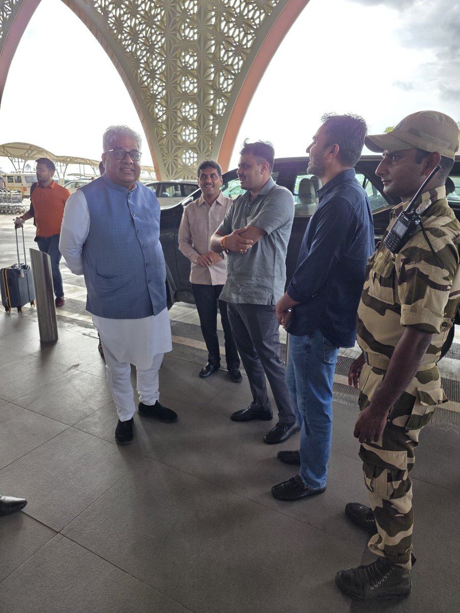 ShaileshDangar7's tweet photo. દ્વારકાનાં પ્રવાસ દરમિયાન એરપોર્ટ ખાતે ટૂંકી મુલાકાતે પધારેલ કેન્દ્રીય વન,પર્યાવરણ, મંત્રી આદરણીય શ્રી ભુપેન્દ્ર યાદવજીનું સ્વાગત કર્યું તે વેળાએ.. રાજકોટ લોકપ્રિય સાંસદ સભ્ય શ્રીપુરસોત્તમભાઈ રૂપાલા સાહેબ વિશેષ ઉપસ્થિત રહેલ.મિત્ર ગુજરાત પ્રદેશ બક્ષીપંચ મોરચા નેતા પ્રજ્ઞેશભાઈ. https://t.co/4HKr0cfviy