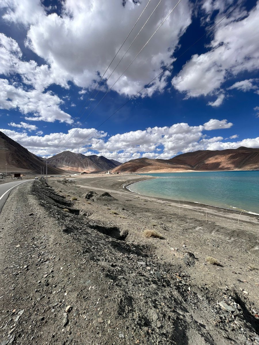 Annaanna175565's tweet photo. Dal lago di Pangong alla pianura Lomellina si contano solo 8 h da Leh in auto; 1 h e 45’ da Leh a New Delhi, 8h da New Delhi a Monaco di Baviera e 1 h e 20’ da Monaco a Malpensa. Ma a me manca tantissimo: freddo, silenzio e l’azzurro dell’acqua. #Buongiorno e anche #Juley 🙋🏼♀️❤️ https://t.co/jQqUEH2T8R