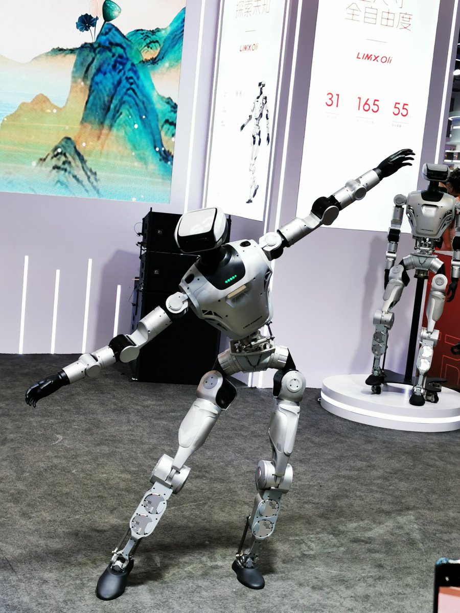 szdaily1's tweet image. The future is on full display at the #2025WorldRobotConference in #Beijing! 🤖🔥

Over 20 #Shenzhen #tech firms are showcasing mind-blowing #innovations, from dancing #humanoids to super-powered #robot &quot;workers.&quot;

Making their debut are the latest #humanoidrobots, including…