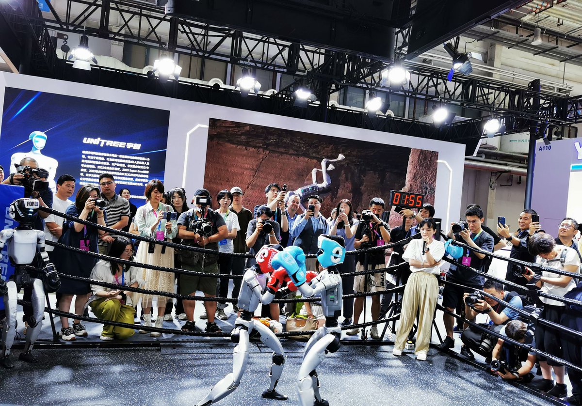 szdaily1's tweet image. The future is on full display at the #2025WorldRobotConference in #Beijing! 🤖🔥

Over 20 #Shenzhen #tech firms are showcasing mind-blowing #innovations, from dancing #humanoids to super-powered #robot &quot;workers.&quot;

Making their debut are the latest #humanoidrobots, including…