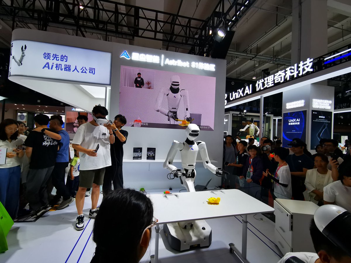szdaily1's tweet image. The future is on full display at the #2025WorldRobotConference in #Beijing! 🤖🔥

Over 20 #Shenzhen #tech firms are showcasing mind-blowing #innovations, from dancing #humanoids to super-powered #robot &quot;workers.&quot;

Making their debut are the latest #humanoidrobots, including…