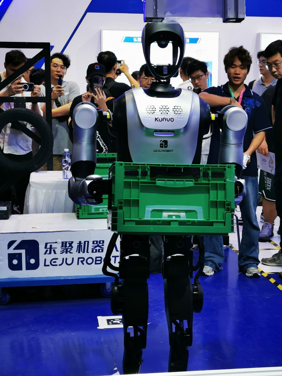 szdaily1's tweet image. The future is on full display at the #2025WorldRobotConference in #Beijing! 🤖🔥

Over 20 #Shenzhen #tech firms are showcasing mind-blowing #innovations, from dancing #humanoids to super-powered #robot &quot;workers.&quot;

Making their debut are the latest #humanoidrobots, including…