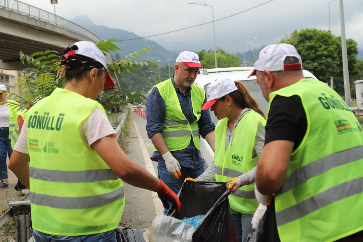 Hopa Belediye Başkanı Utku Cihan beraberinde temizlik ekipleri ve gönüllülerle birlikte Karadeniz Sahil yolunda temizlik seferberliği başlattı.

hopam.com/icerikdetay.ph…