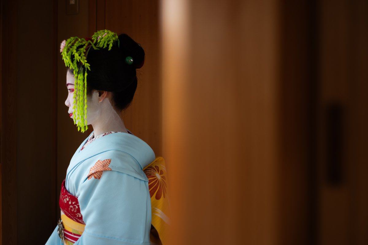 My new article for <a href="/LinusRivista/">Linus</a>  is out!
Six pages on a Japan rarely seen — the quiet, reserved world of Kyoto’s maiko.
Shot with my Leica M10 and a vintage piece from my analog collection.
Featuring Miyagawachō, and especially Fumiaya and Fukuhisa.

<a href="/IslandGallery/">Island Gallery</a>  <a href="/prumodela/">プルモデラ（Prumodela）</a>